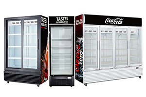 Mittatilaustyönä valmistetut ja tuotemerkityt pystynäytölliset jääkaapit (jäähdyttimet) ja pakastimet