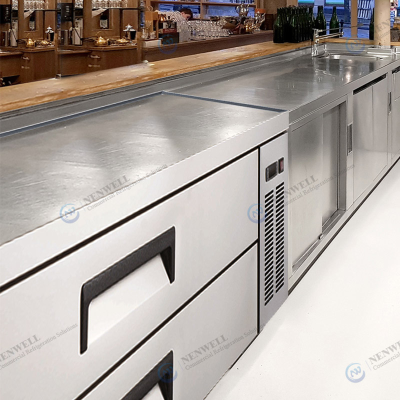 Šefpavāra virtuves iebūvētais darba virsmas ledusskapis un saldētava ar dubultām atvilktnēm
